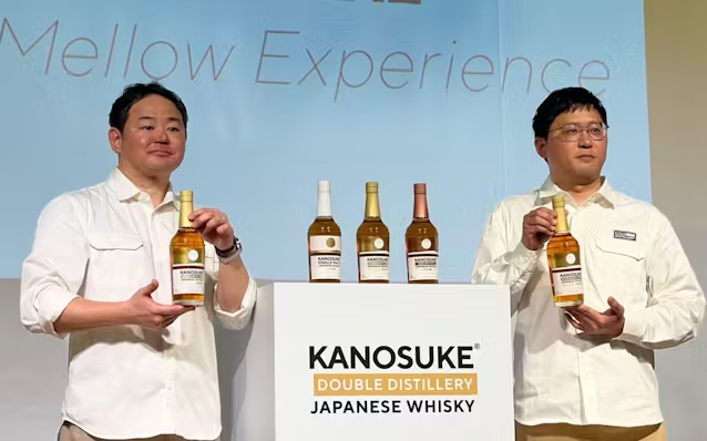 2カ所の蒸留施設で造ったウイスキーをブレンドした「嘉之助 DOUBLE DISTILLERY」を公開する小正社長(左)（17日、東京都港区）